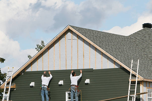Professional Siding technician working in Unionville, GA